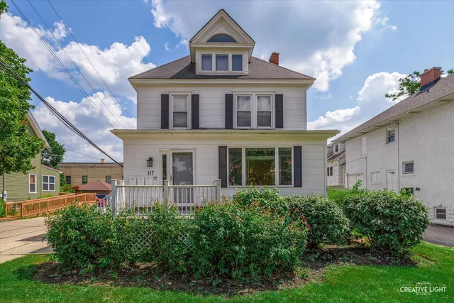 $2,000 | 117 North West Street, Unit 1, Wheaton, IL 60187