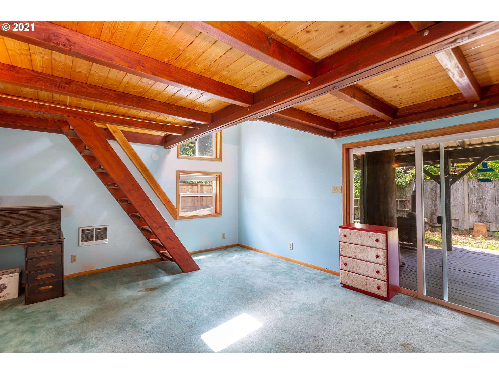 477 Southwest Hawthorn Road Estacada, OR 97023 - Photo 8 of 24 a view of an empty room with window