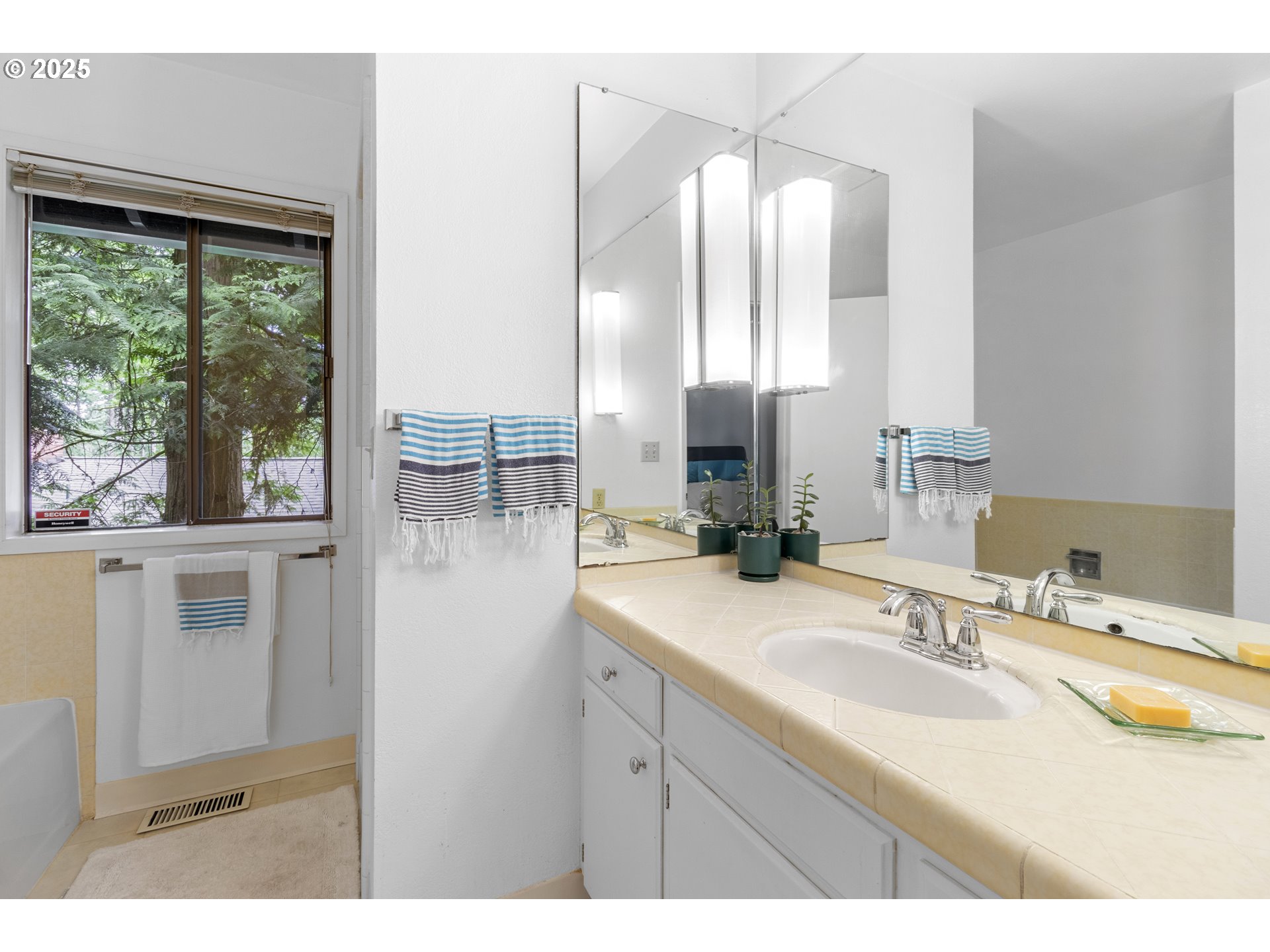 4940 Southwest Humphrey Park Road Portland, OR 97221 - Photo 21 of 40