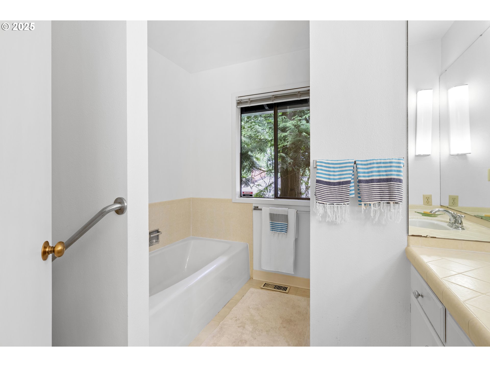 4940 Southwest Humphrey Park Road Portland, OR 97221 - Photo 22 of 40