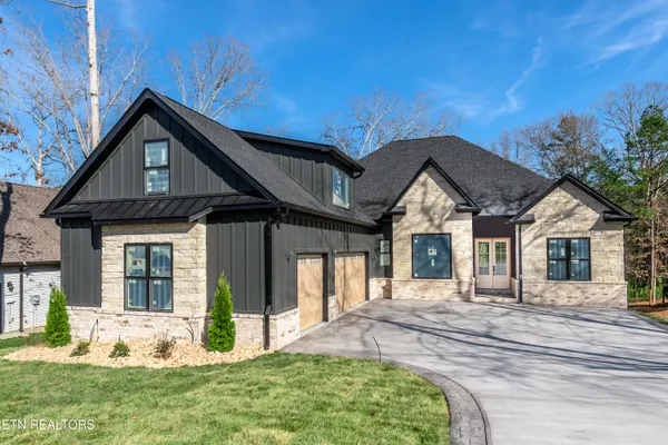 $999,900 | 207 Ottawa Place, Loudon, TN 37774
