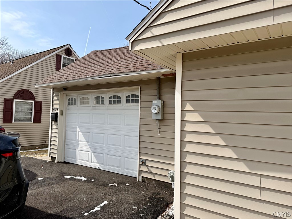 427 Van Roen Road Utica, NY 13502 - Photo 4 of 45