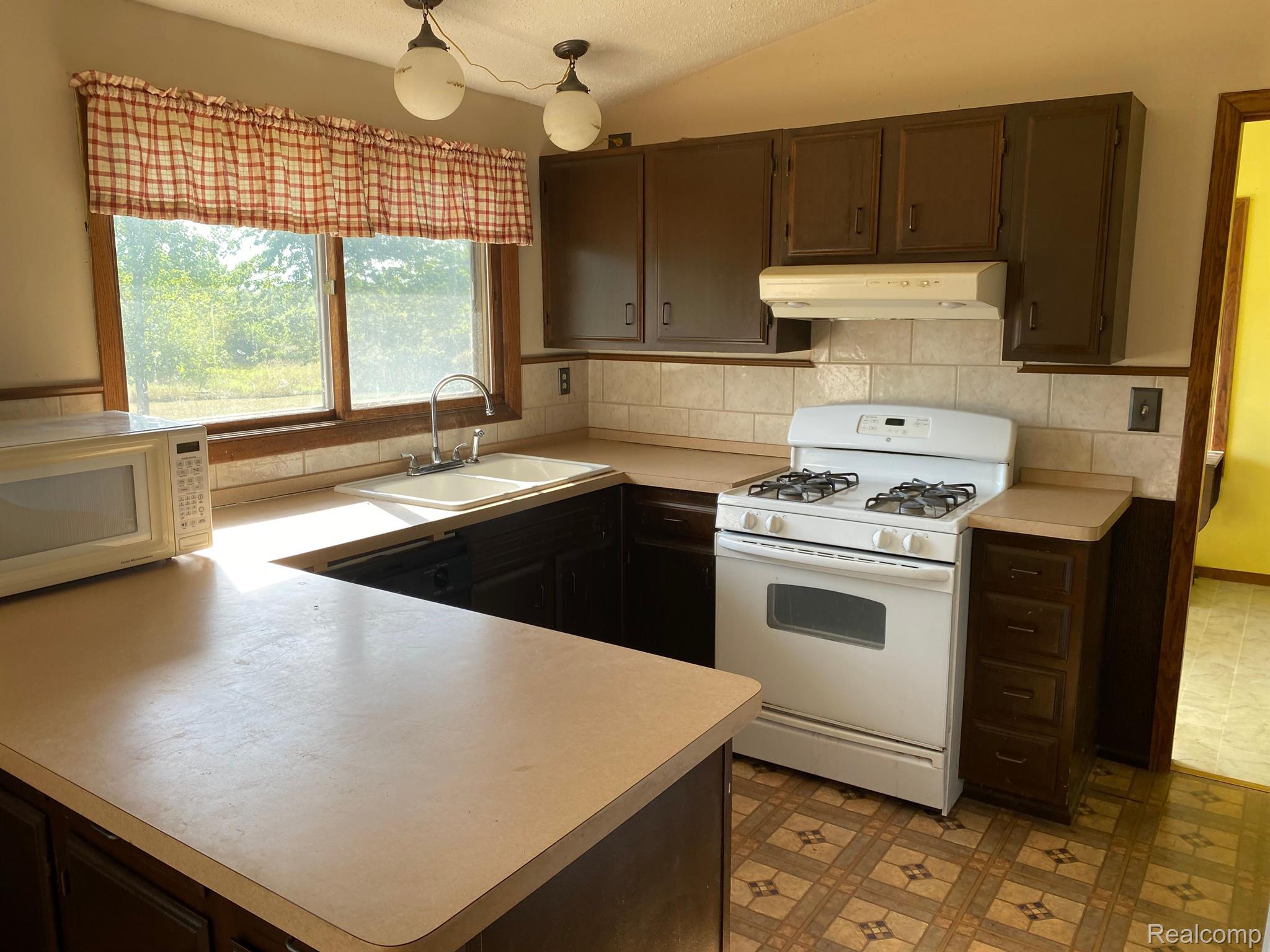 4260 Knoll Road Capac, MI 48014 - Photo 17 of 35 Kitchen