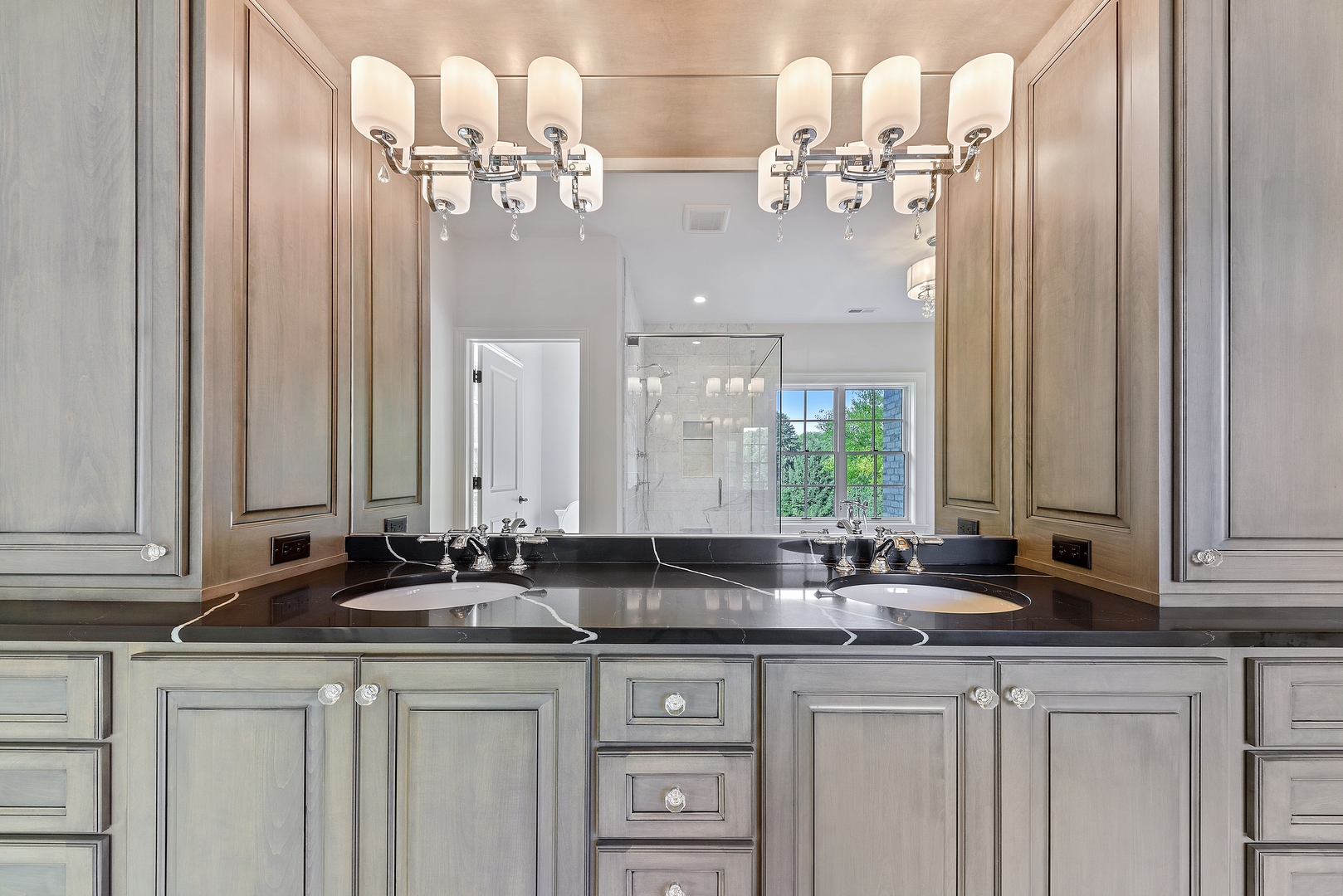 820 Country Club Road Crystal Lake, IL 60014 - Photo 19 of 48 a bathroom with double sink and a mirror
