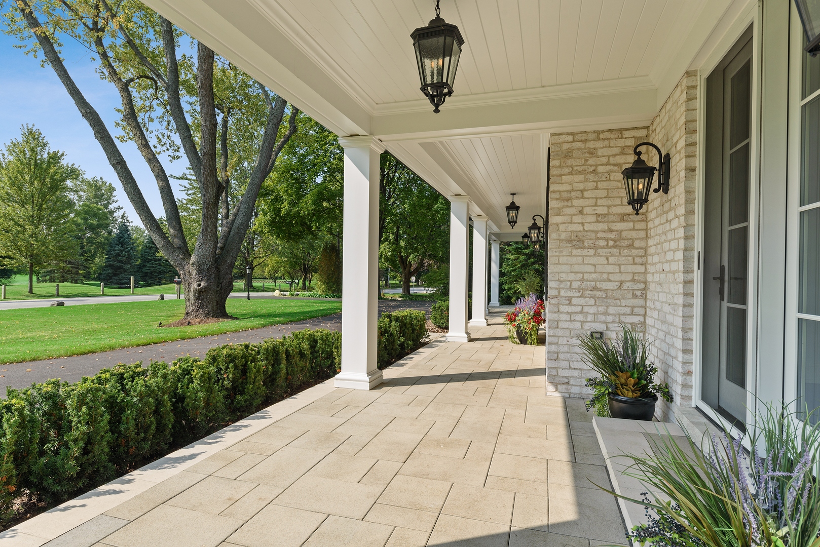 820 Country Club Road Crystal Lake, IL 60014 - Photo 3 of 48 a house view with a garden space