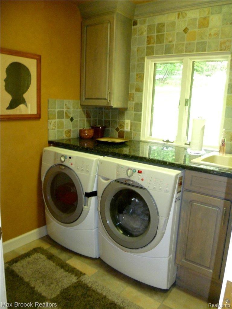 639 Birch Tree Court Rochester, MI 48306 - Photo 24 of 25 laundry room