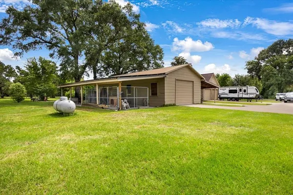 a view of a house with backyard and garden