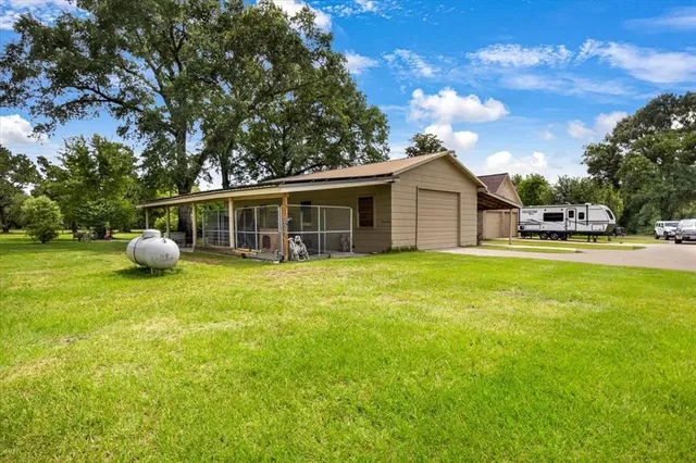 a view of a house with backyard and garden