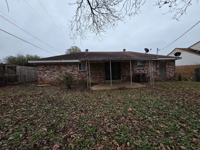 a view of a chairs and table in a backyard