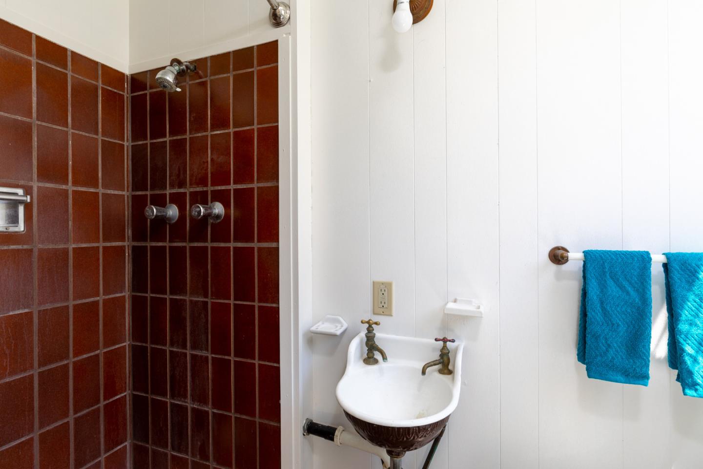106 Cliff Avenue Capitola, CA 95010 - Photo 28 of 30 a bathroom with a sink and mirror