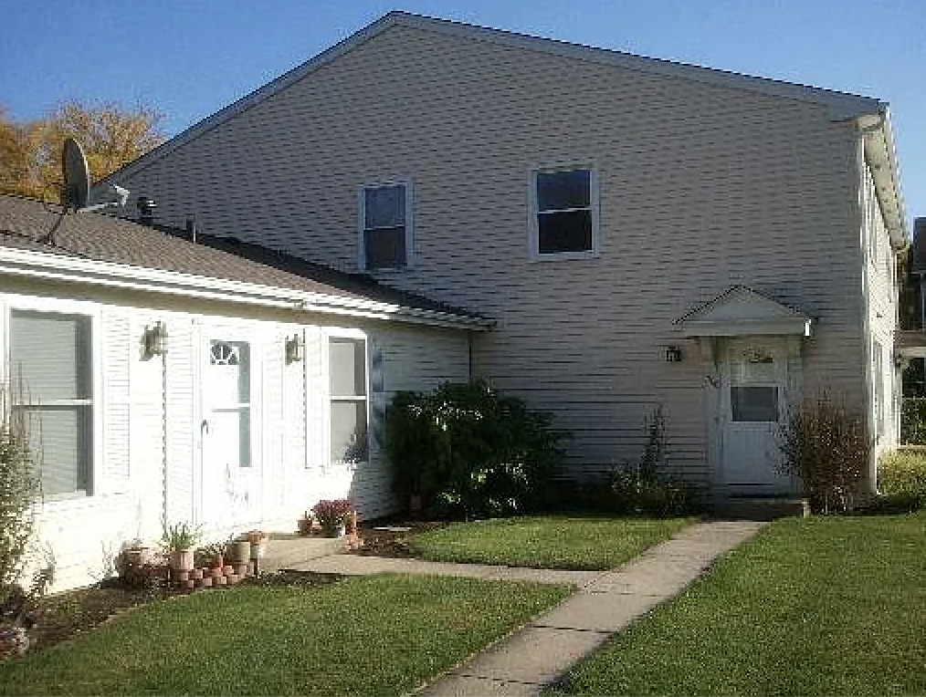 206 Sunset Court Vernon Hills, IL 60061 - Photo 1 of 13 a front view of a house with garden