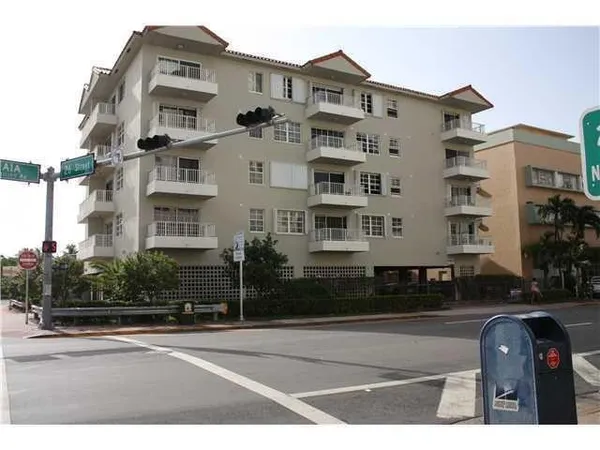 $2,950 | 2600 Collins Avenue, Unit 401, Miami Beach, FL 33140