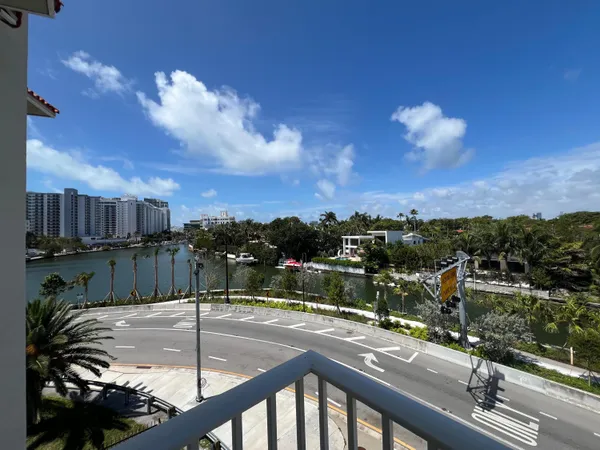 $2,950 | 2600 Collins Avenue, Unit 401, Miami Beach, FL 33140