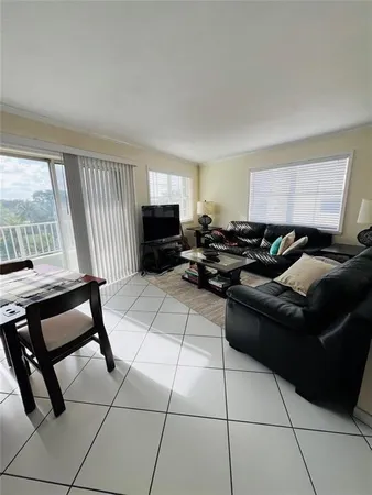 $2,950 | 2600 Collins Avenue, Unit 401, Miami Beach, FL 33140