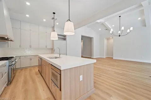 $2,600,000 | 699 1st Street Northwest, Naples, FL 34120