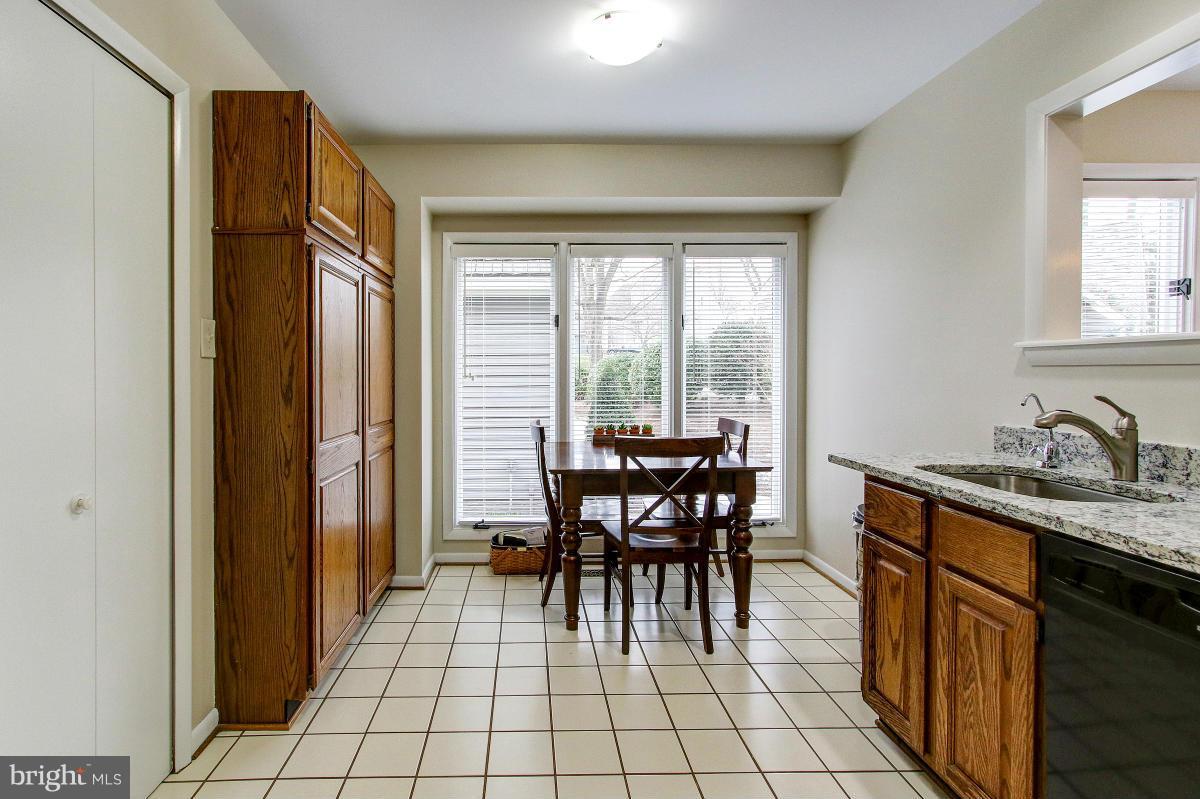11614 Chapel Cross Way Reston, VA 20194 - Photo 14 of 30 a dining room filled with furniture
