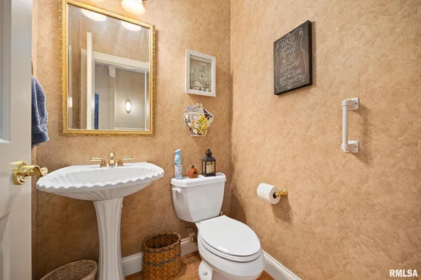$589,900 | 5401 West Stonebridge Court, Peoria, IL 61615