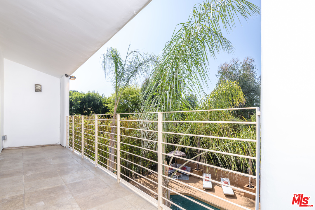 2663 Desmond Estates Road Los Angeles, CA 90046 - Photo 16 of 27 a view of outdoor space with backyard