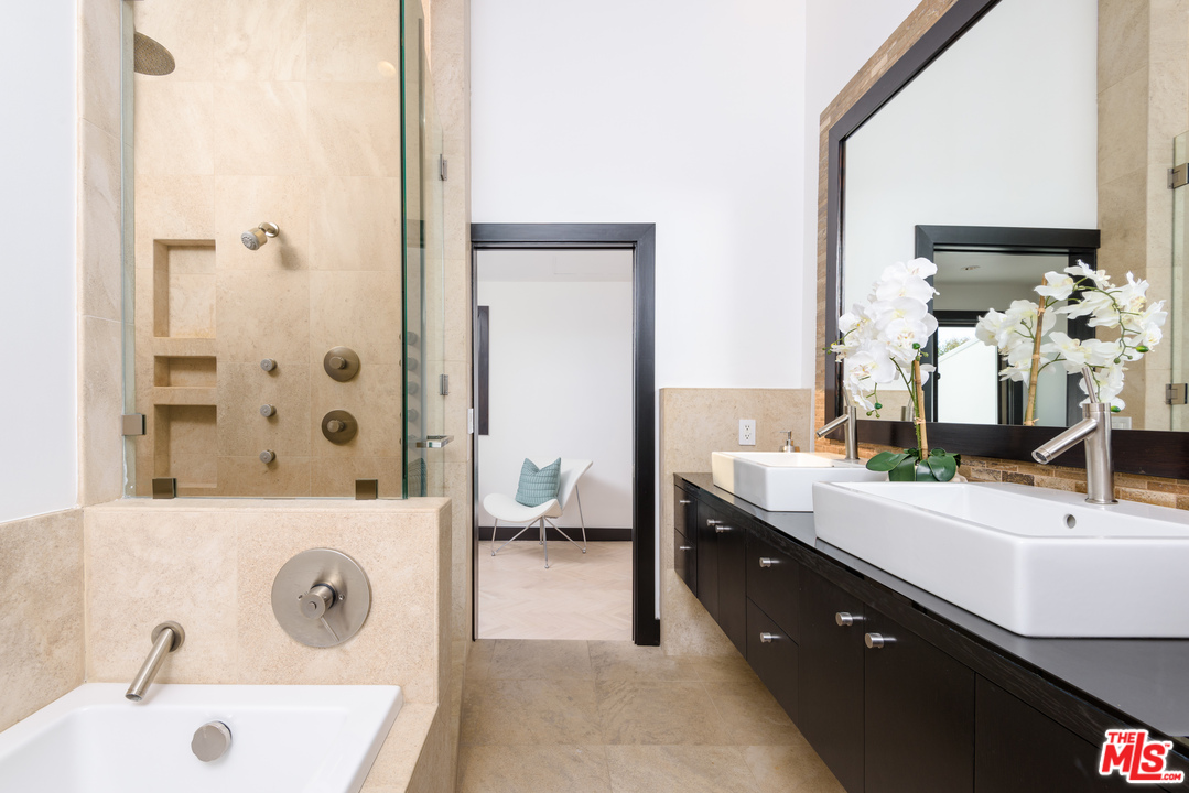 2663 Desmond Estates Road Los Angeles, CA 90046 - Photo 18 of 27 a spacious bathroom with a tub sink and mirror