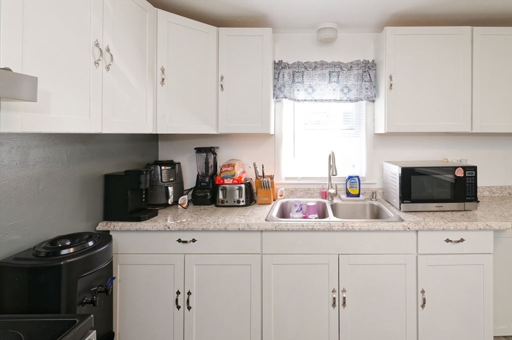 121 Pilgrim Avenue Worcester, MA 01604 - Photo 12 of 34