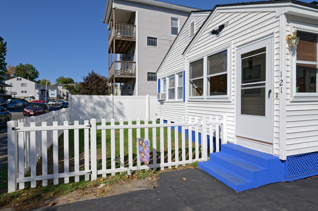 121 Pilgrim Avenue Worcester, MA 01604 - Photo 2 of 34