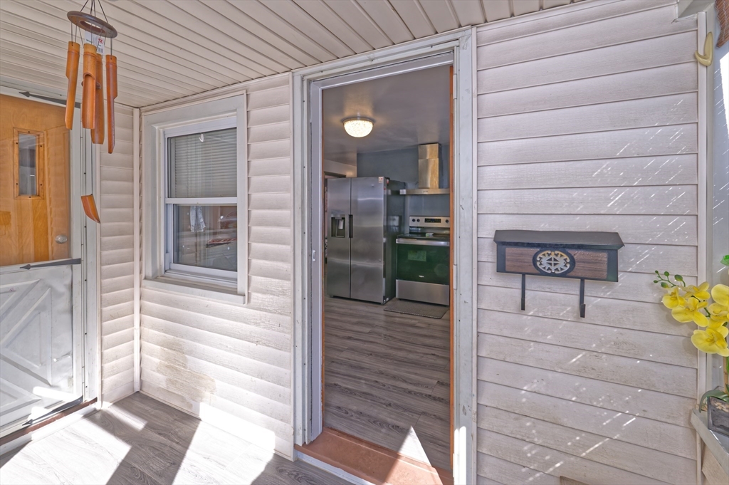 121 Pilgrim Avenue Worcester, MA 01604 - Photo 3 of 34