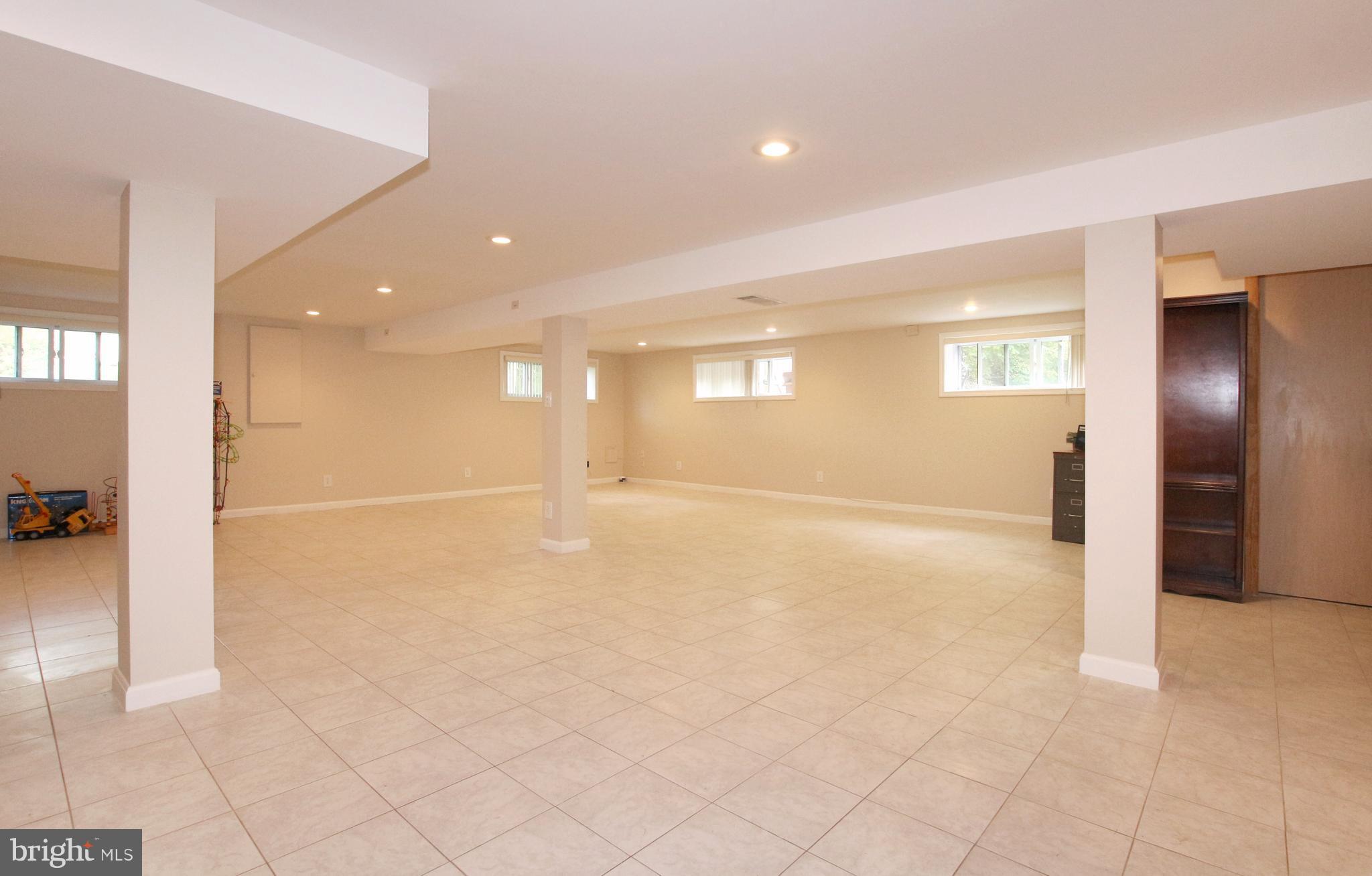 5300 Ravensworth Road Springfield, VA 22151 - Photo 20 of 28 a view of a livingroom and a hallway
