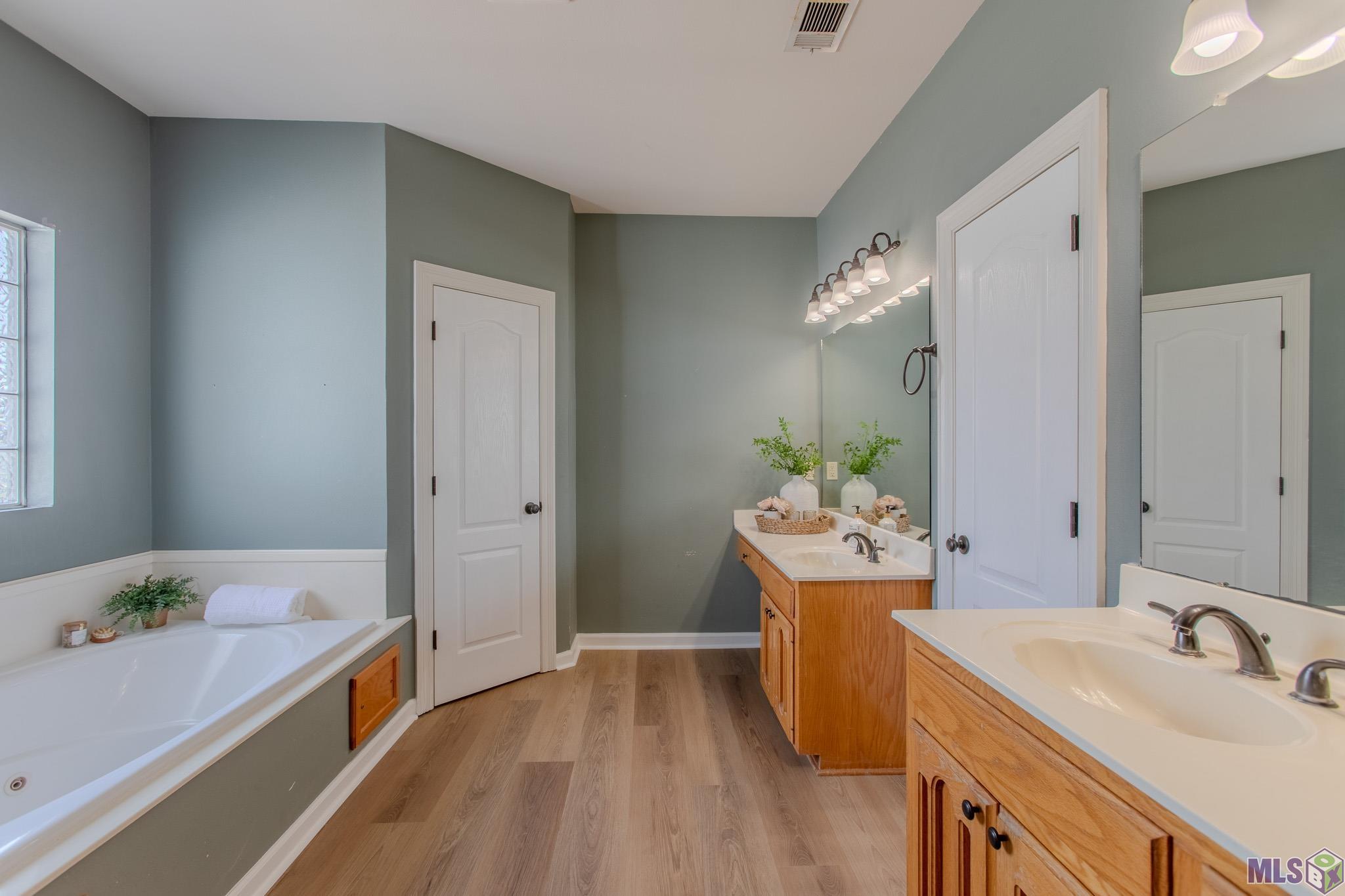 16043 Rawlings Road Prairieville, LA 70769 - Photo 10 of 25 Primary Bathroom