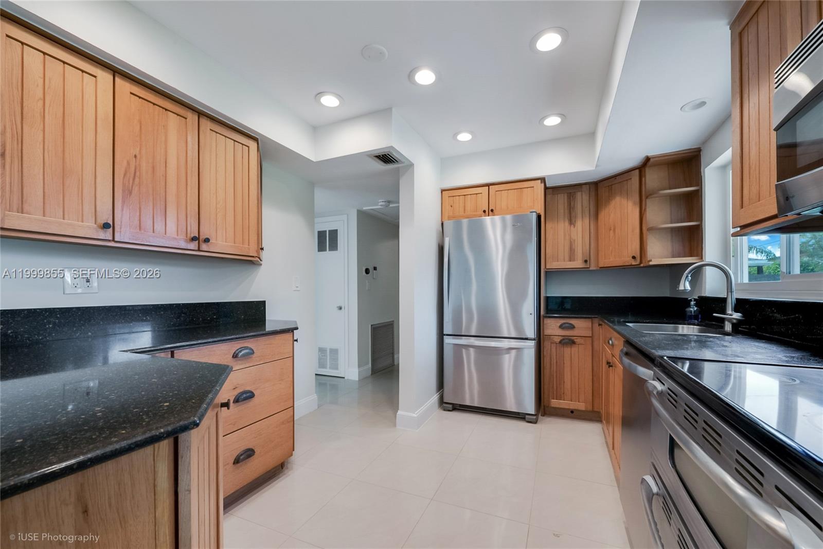 9975 Southwest 85th Street Miami, FL 33173 - Photo 4 of 19