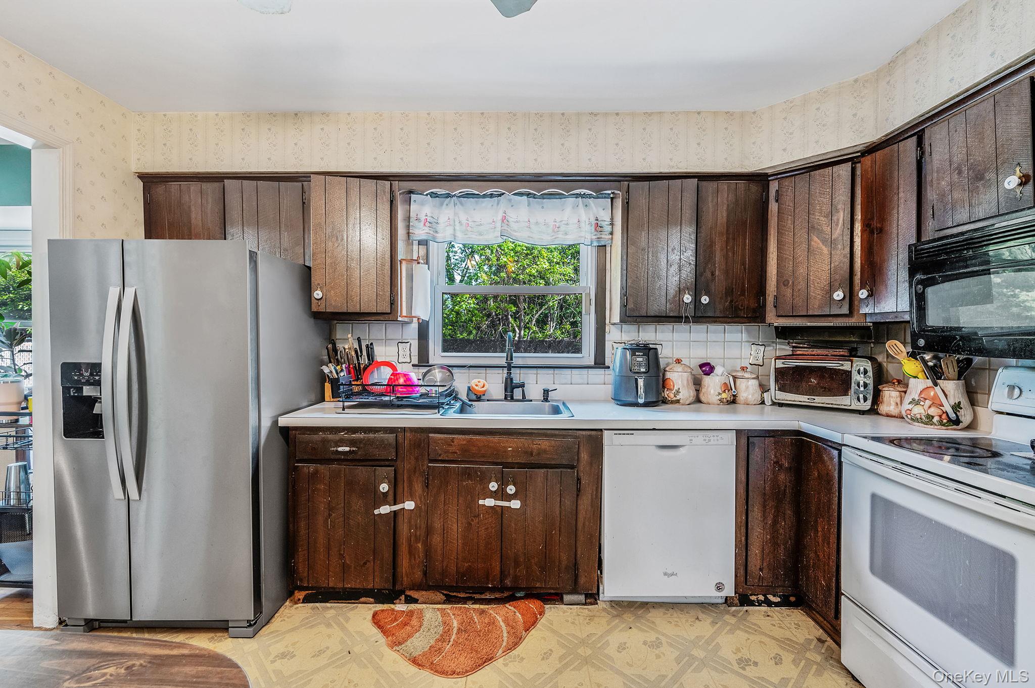 1335 August Road North Babylon, NY 11703 - Photo 16 of 40