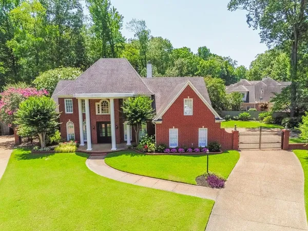$690,000 | 897 East Surrey Oaks Cove, Collierville, TN 38017