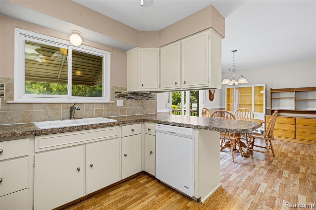 14743 Newburgh Road Livonia, MI 48154 - Photo 17 of 48