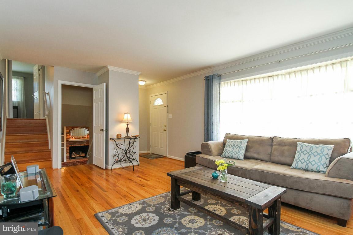 9810 Botsford Road Manassas, VA 20109 - Photo 4 of 30 Living Room