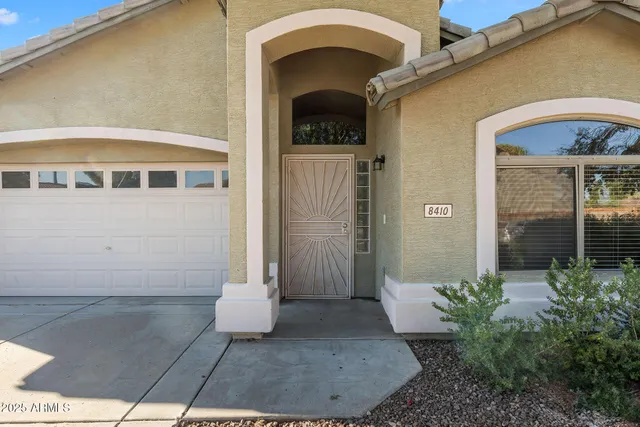 a view of a chandelier in big room and chandelier fan