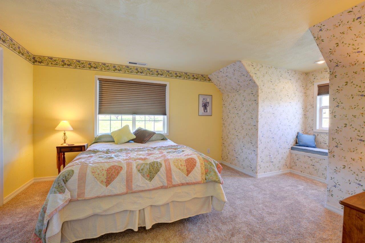 1881 Knowles Road Medford, OR 97501 - Photo 34 of 43 Second bedroom unpstairs