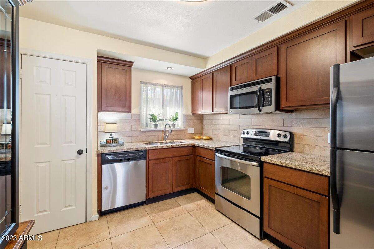 1450 East Bethany Home Road, Unit 28 Phoenix, AZ 85014 - Photo 16 of 20 04-Kitchen