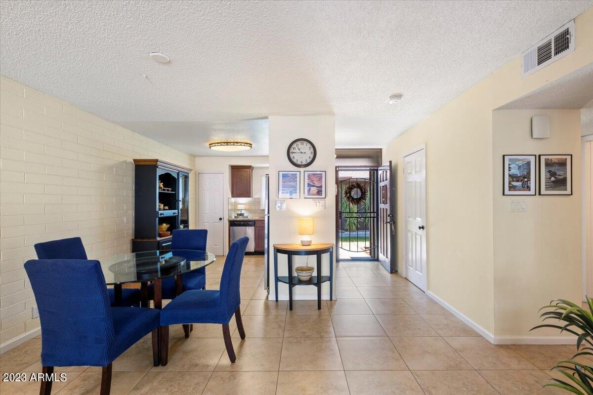 1450 East Bethany Home Road, Unit 28 Phoenix, AZ 85014 - Photo 8 of 20 06-Dining Area