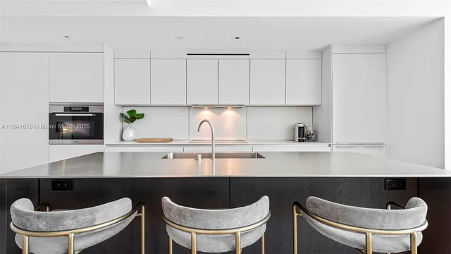 $25,000 | 2901 Collins Avenue, Unit 1403, Miami Beach, FL 33140