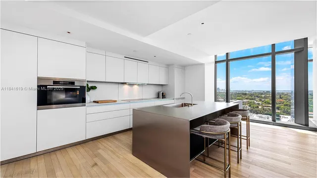 $25,000 | 2901 Collins Avenue, Unit 1403, Miami Beach, FL 33140