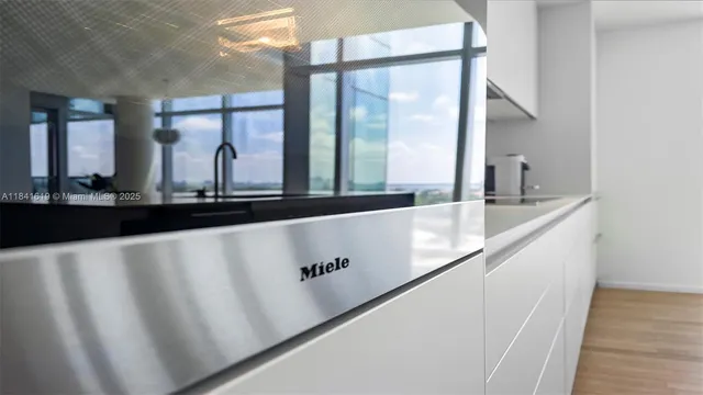 $25,000 | 2901 Collins Avenue, Unit 1403, Miami Beach, FL 33140