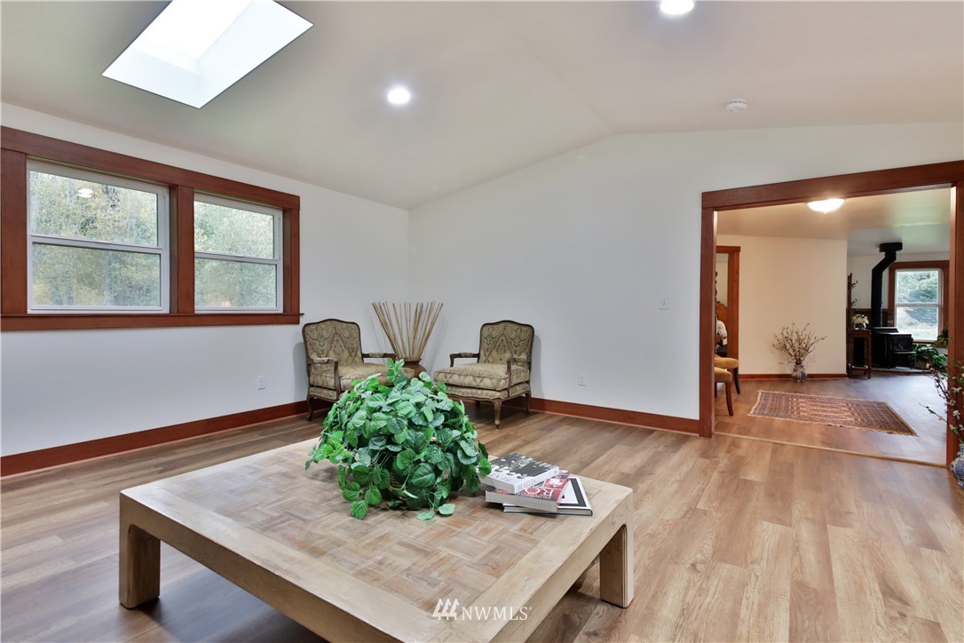 6416 Wahl Road Freeland, WA 98249 - Photo 12 of 40 a living room with furniture and a table