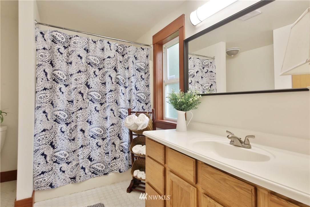 6416 Wahl Road Freeland, WA 98249 - Photo 20 of 40 a bathroom with a sink and a mirror
