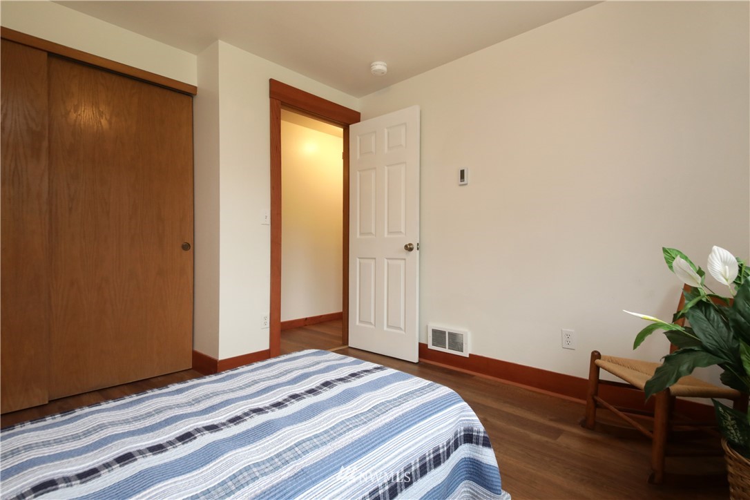 6416 Wahl Road Freeland, WA 98249 - Photo 23 of 40 a bedroom with a bed and a potted plant