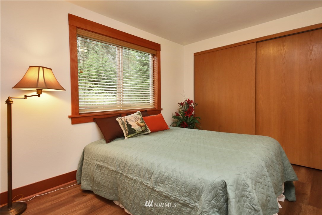 6416 Wahl Road Freeland, WA 98249 - Photo 24 of 40 a bedroom with a bed and a window