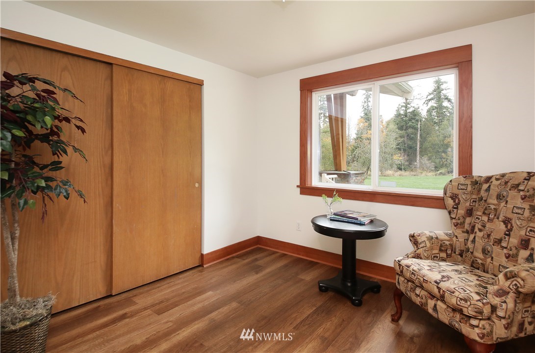 6416 Wahl Road Freeland, WA 98249 - Photo 25 of 40 a room with furniture and a window