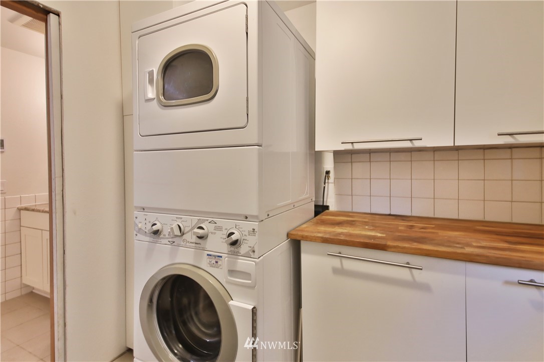 6416 Wahl Road Freeland, WA 98249 - Photo 28 of 40 a utility room with dryer and washer