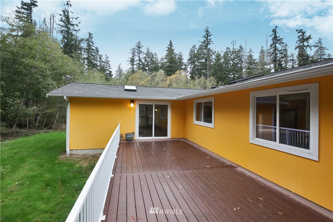 6416 Wahl Road Freeland, WA 98249 - Photo 29 of 40 a front view of a house with a yard