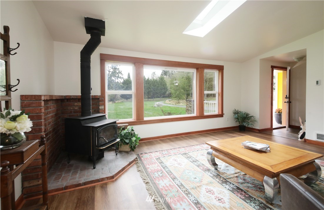 6416 Wahl Road Freeland, WA 98249 - Photo 6 of 40 a living room with furniture and a table