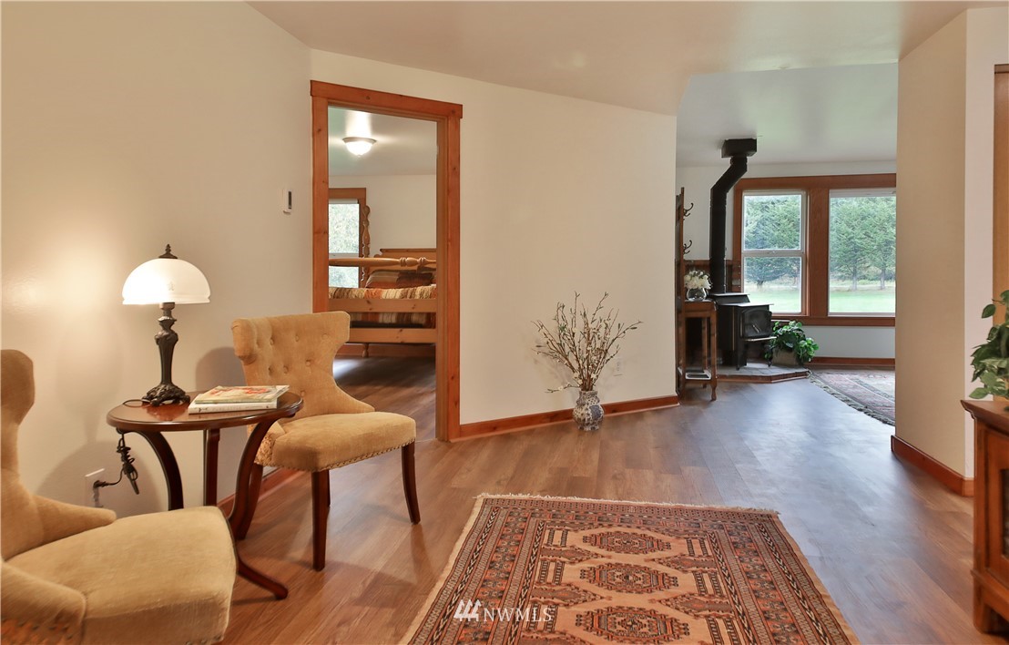 6416 Wahl Road Freeland, WA 98249 - Photo 8 of 40 a living room with furniture and a lamp