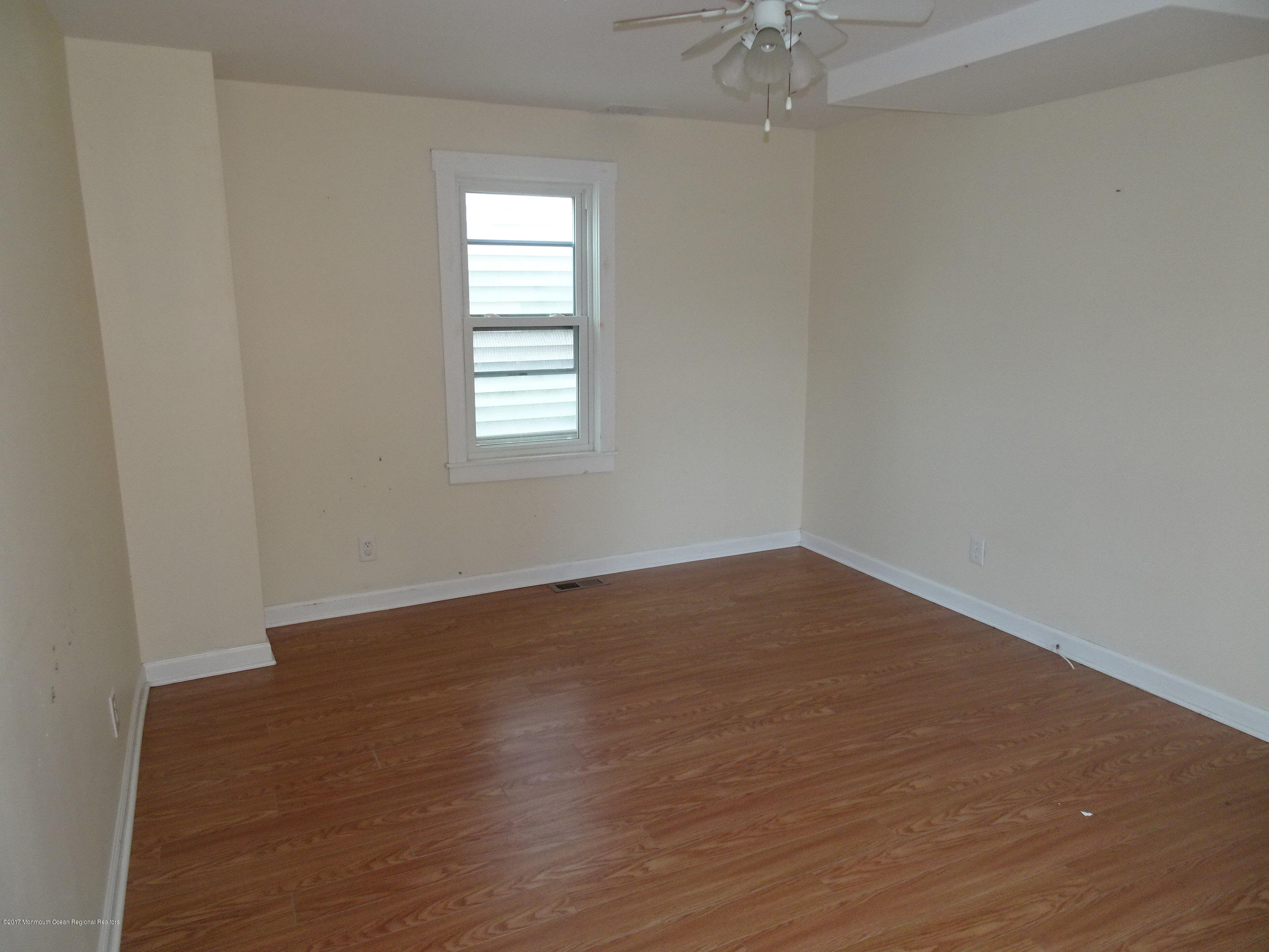 32 North Street Highlands, NJ 07732 - Photo 4 of 14 LIVING ROOM